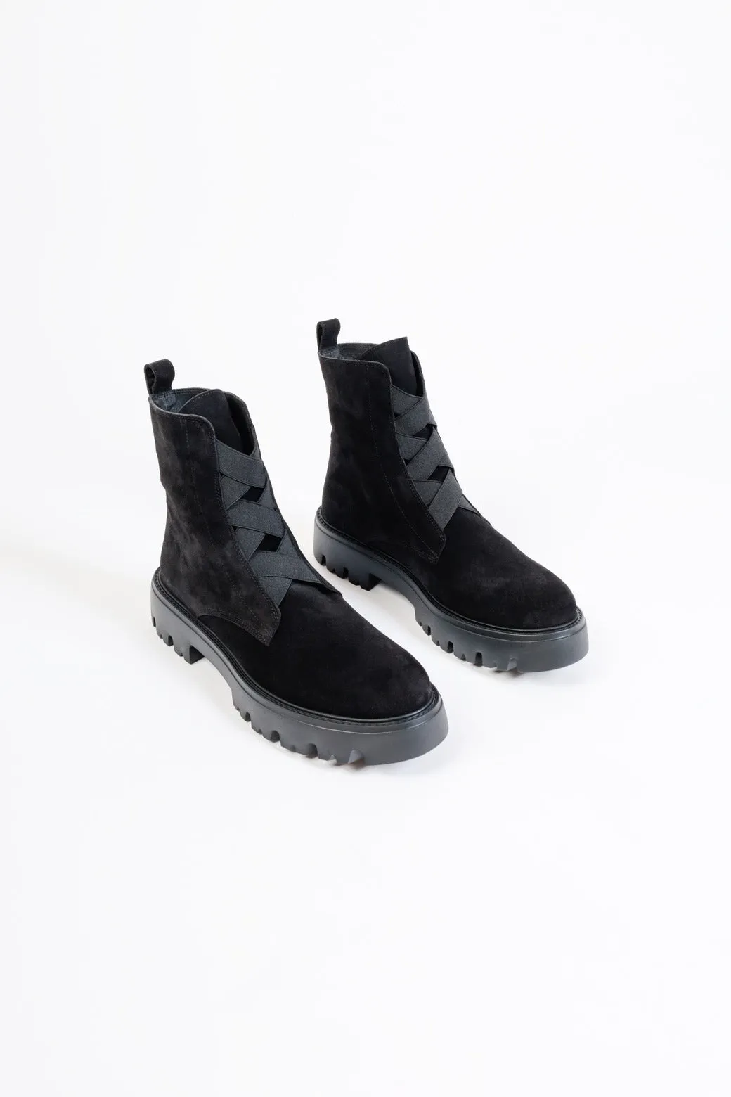 MARA BLACK - Extra Light Ankle Boots with Elastics and Notched Soles