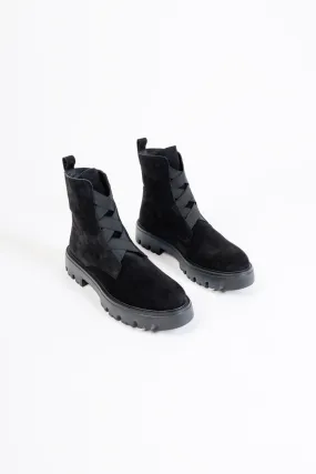 MARA BLACK - Extra Light Ankle Boots with Elastics and Notched Soles