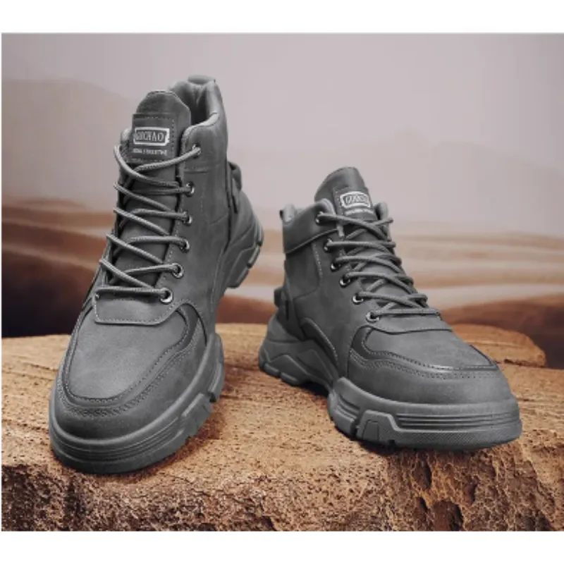 Men's boots with padded collar and hard-wearing sole