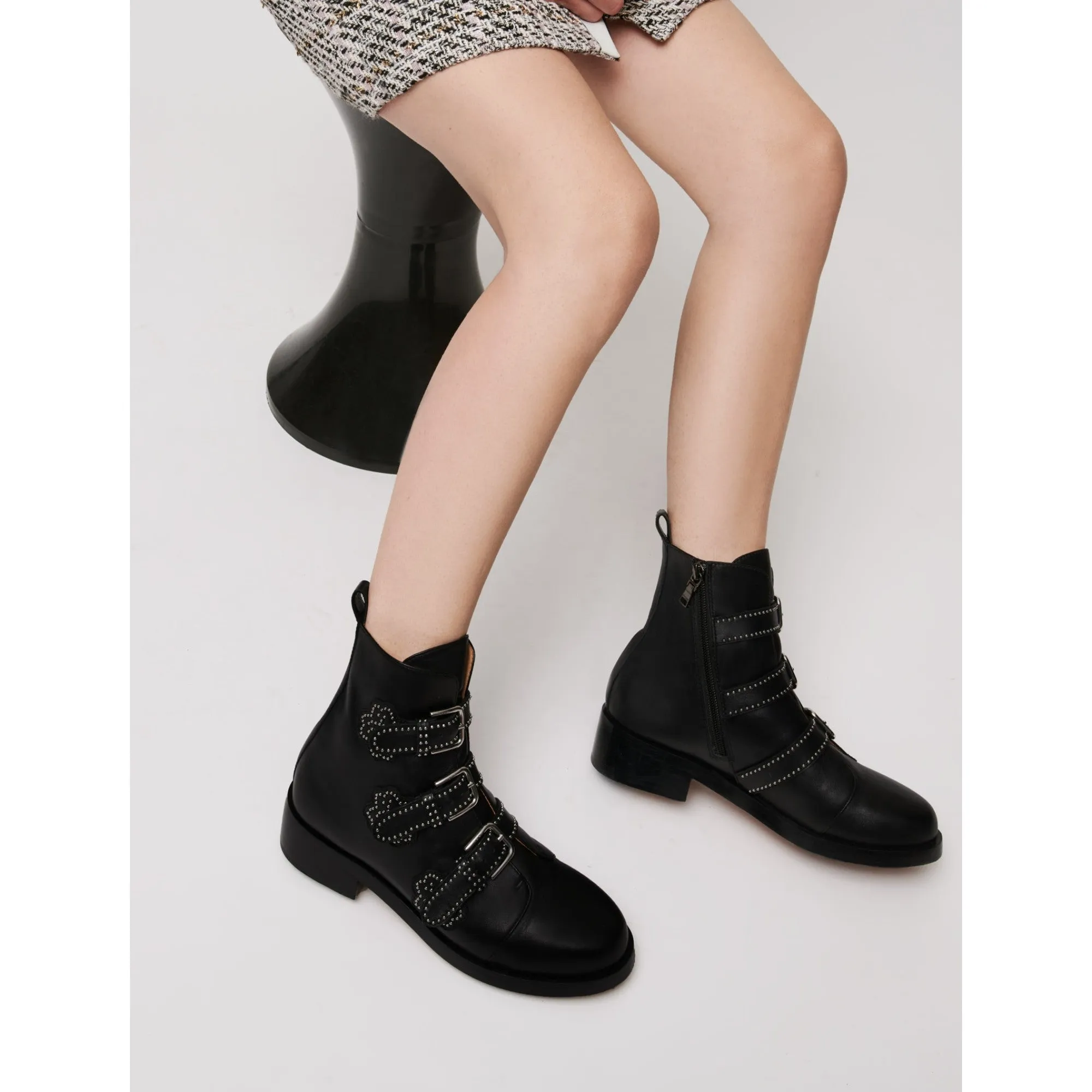 Women Flat Ankle Boots With Clover And Studs - Black