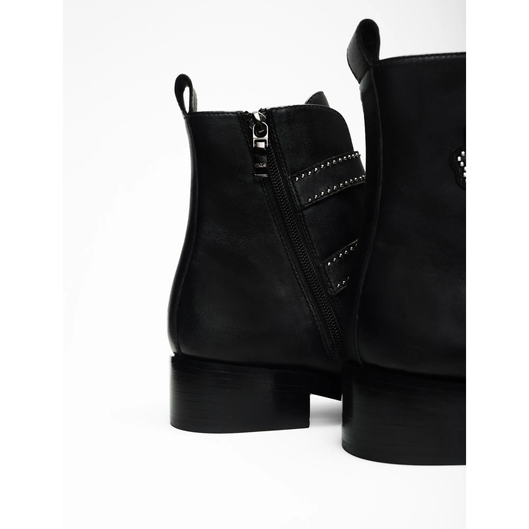 Women Flat Ankle Boots With Clover And Studs - Black